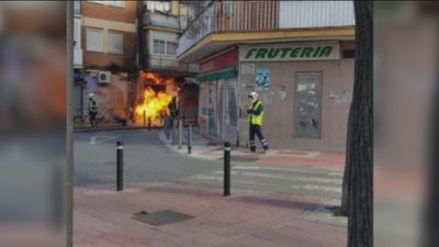 Dos bomberos heridos leves por la llamarada de un escape de gas en Getafe