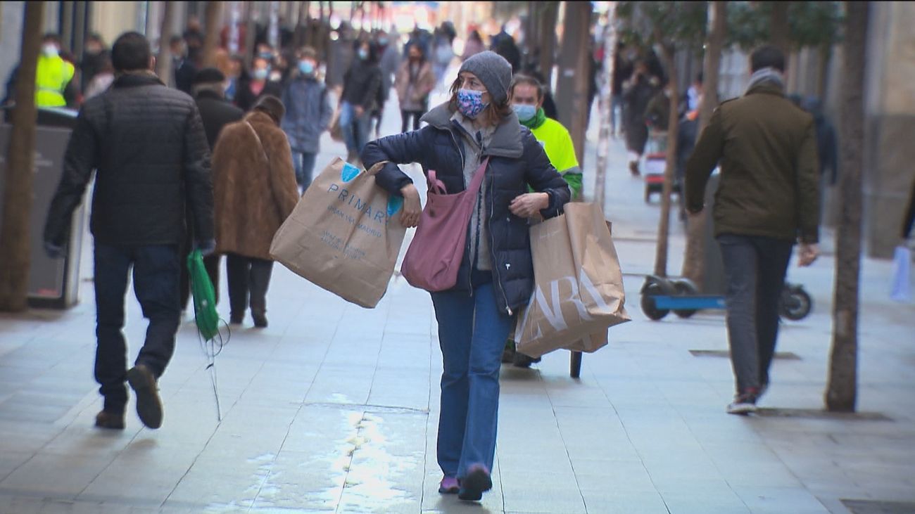 Compras de última hora en los comercios de Madrid a la espera de la llegada de los Reyes Magos