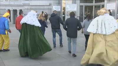 Los Reyes Magos llegan al Ayuntamiento de Madrid con una comitiva de 13 taxis