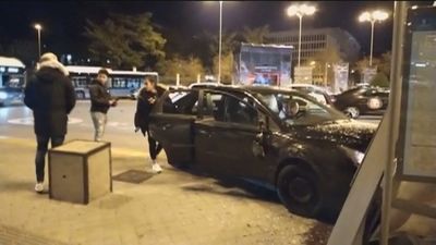 Dos vehículos impactan  contra una marquesina de Cibeles en un aparatoso accidente de tráfico