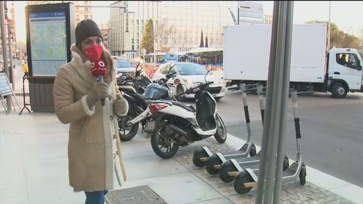 Los controladores del SER podrán multar a  motos, bicicletas y patinetes mal aparcadas desde este lunes