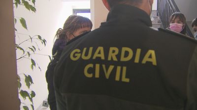 'Okupación' en masa en Collado Villalba, con un centenar de personas en un edificio de 86 viviendas