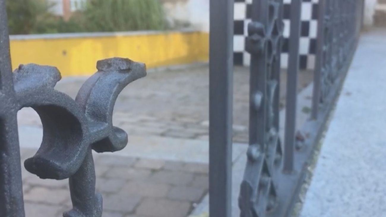 Un niño se golpea la cabeza contra una verja oxidada en un parque infantil de Camarma