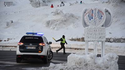 Cortado, por sexto día, el acceso a la sierra por la M-601 para evitar aglomeraciones