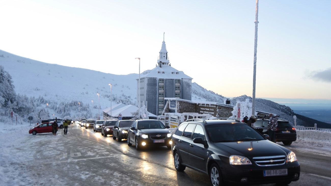 Los madrileños no hacen caso a las advertencias y vuelven a colapsar los accesos a la sierra