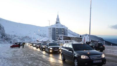 Los madrileños no hacen caso a las advertencias y vuelven a colapsar los accesos a la sierra