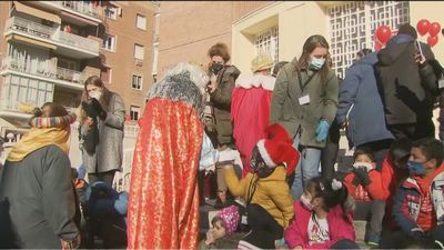 Los Reyes Magos traen juguetes a niños de familias sin recursos de la mano de la Fundación Madrina