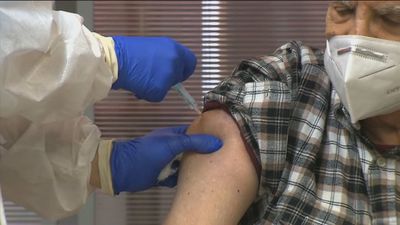 Madrid vacunará a 24.000 residentes la próxima semana y comenzará con los sanitarios a final de mes