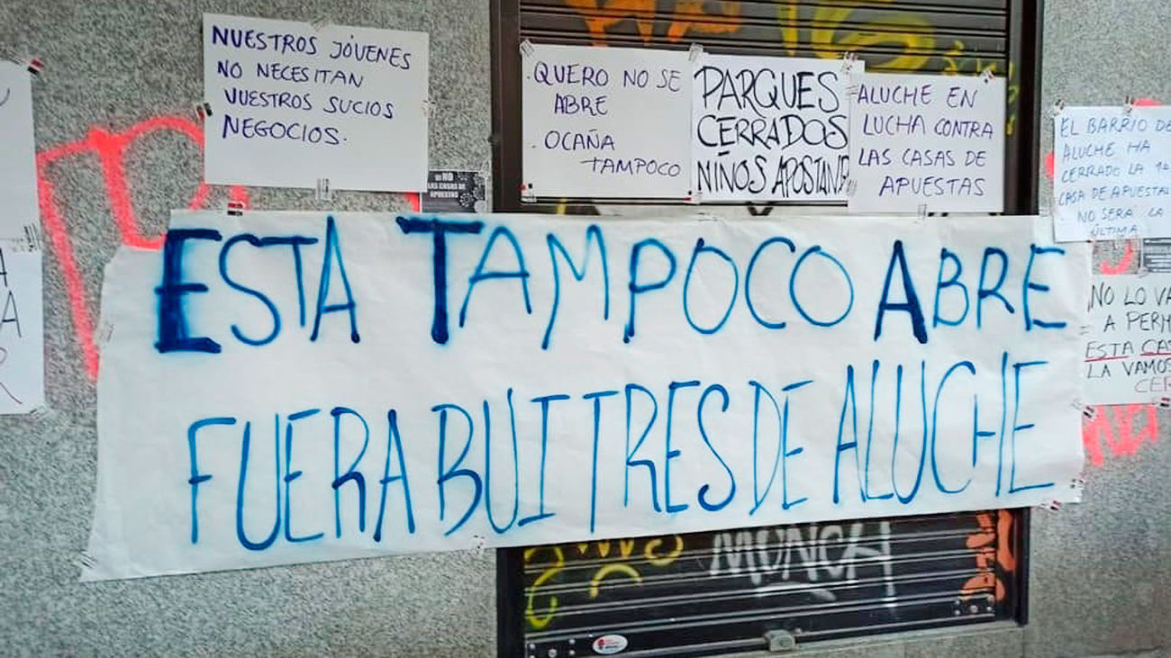 Colectivos vecinales de Aluche se concentran contra un nuevo local de apuestas, el tercero en la calle Ocaña