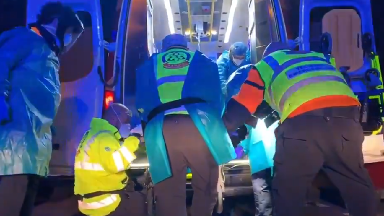 Efectivos del SAMUR atendiendo al herido grave en Usera