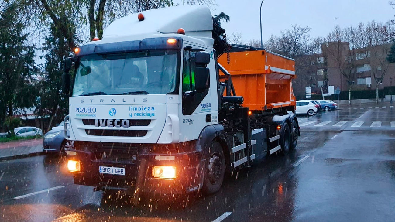 Un camión esparce sal en las calles Pozuelo de Alarcón el pasado mes de marzo