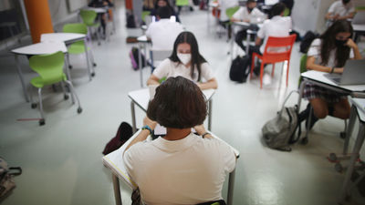 Madrid abre una convocatoria para que profesores no renovados cubran puestos interinos