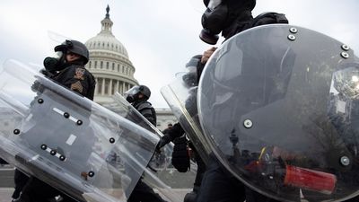 Cuatro muertos y 14 policías heridos durante el asalto al Capitolio de EEUU