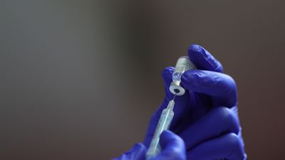 Illa anuncia que España recibirá 600.000 dosis de la vacuna de Moderna en las próximas semanas