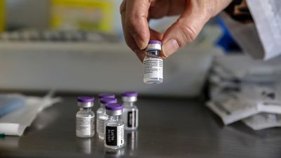 Moderna y Pfizer: ¿Cómo funcionan las dos vacunas y en qué se diferencian?