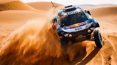 Carlos Sainz da un golpe de orgullo en coches y Barreda en motos