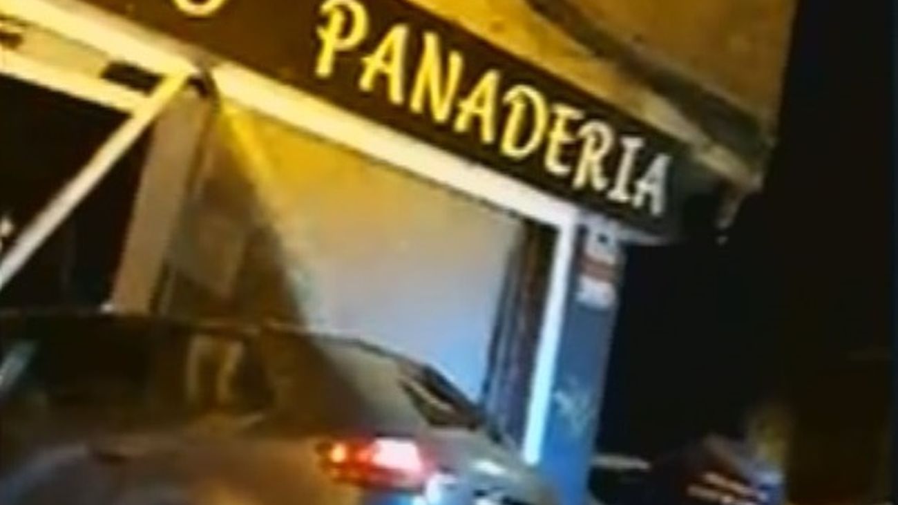 Un coche se empotra en una panadería de Alcalá de Henares