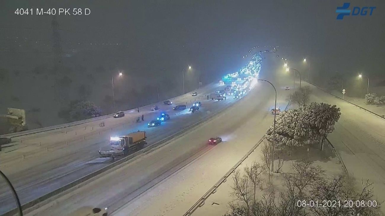 Cadenas obligatorias en la capital y cortes de carreteras a causa de Filomena