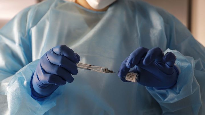 Sanitario preparando una vacuna / EUROPA PRESS