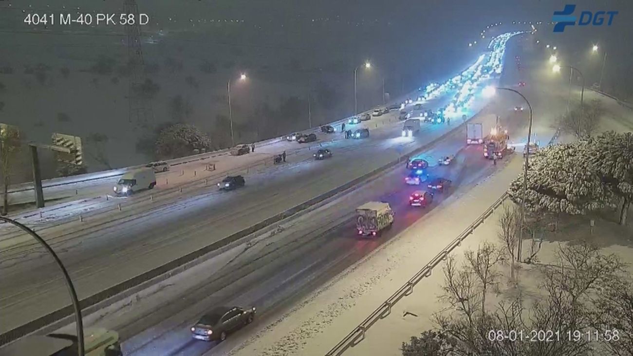 El temporal de nieve provoca cortes en varias carreteras madrileñas