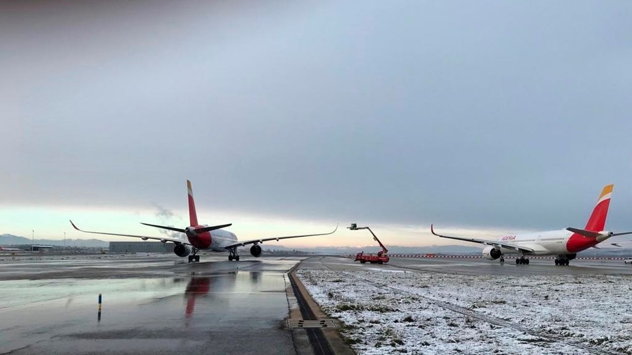 Barajas suspende todos sus vuelos durante este sábado por la gran nevada en Madrid