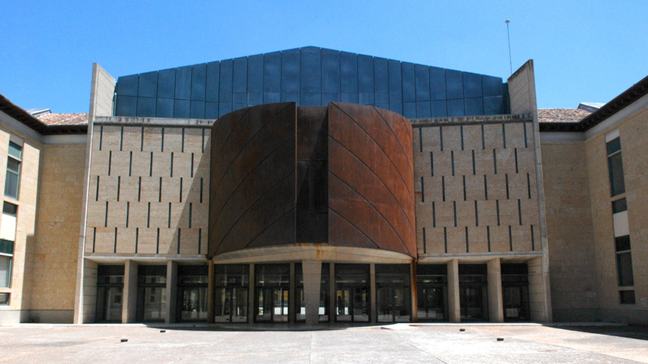 La nieve hunde parte de la cubierta de un centro cultural en Aranjuez