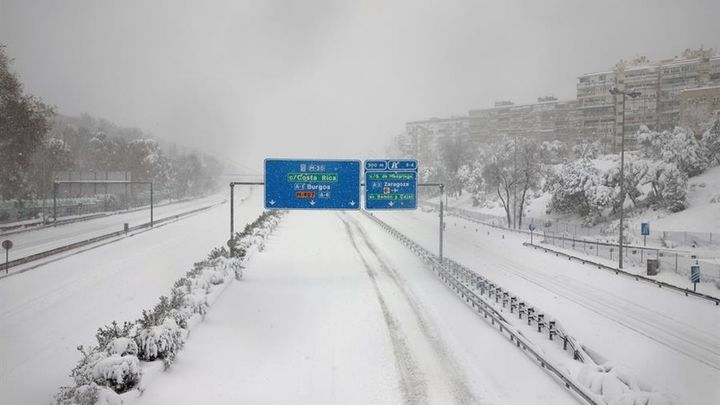Coches abandonados durante la nevada de Filomena en Madrid / EFE