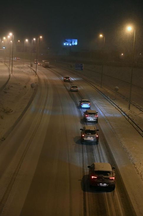 Rescate lento de las centenares de personas que aún permanecen atrapadas en sus coches en Madrid