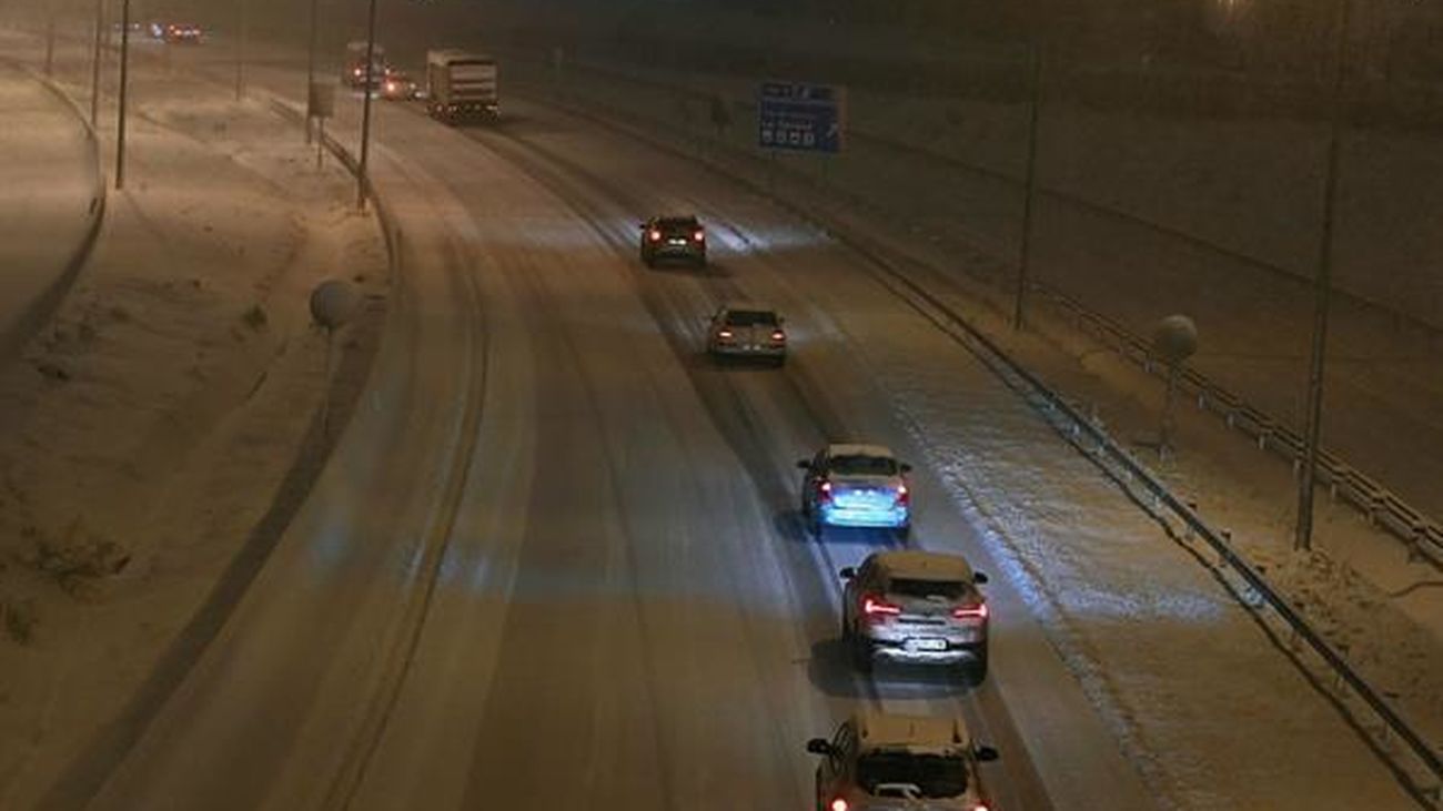 Centenares de personas atrapadas en sus coches en Madrid por la gran nevada