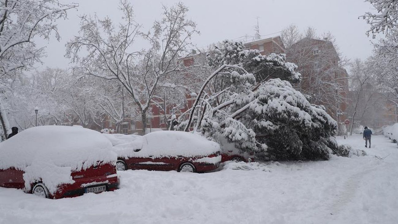 Coches sepultados por la nieve en la zona de Campamento