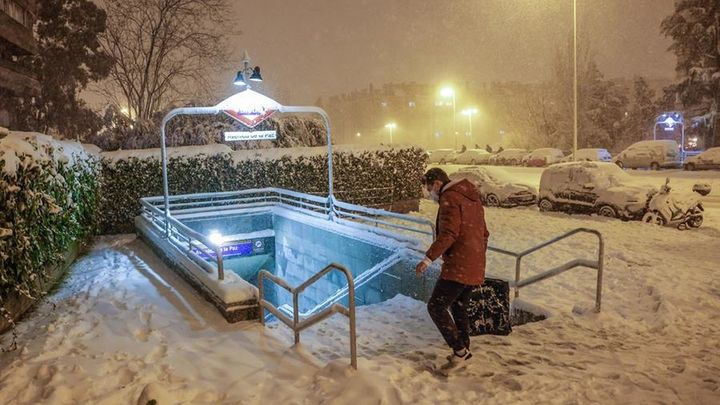 Entrada a una estación de Metro de Madrid cubierta por la nieve / EFE