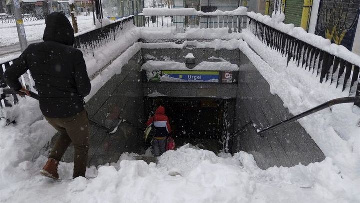 Entrada nevada a una boca de Metro de Madrid / EFE