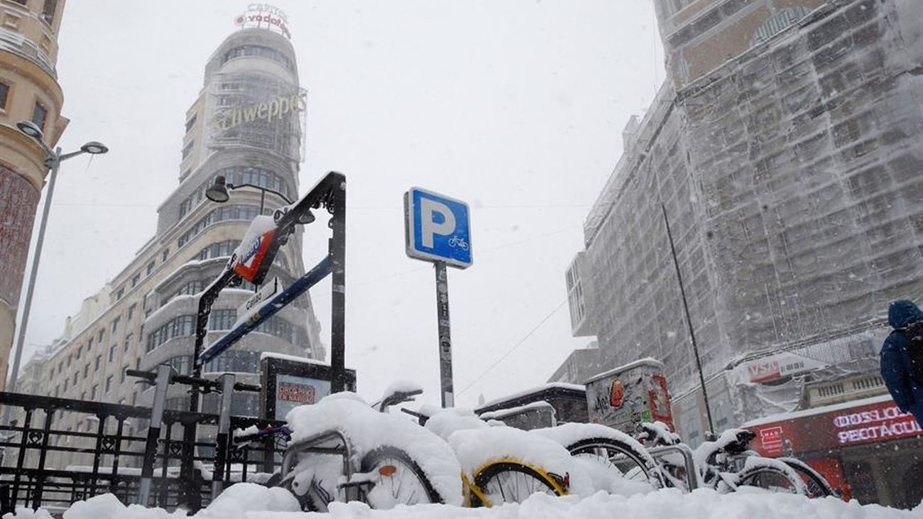 Imagen única de la Gran Vía cubierta por la nieve