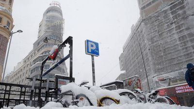 Imagen única de la Gran Vía cubierta por la nieve