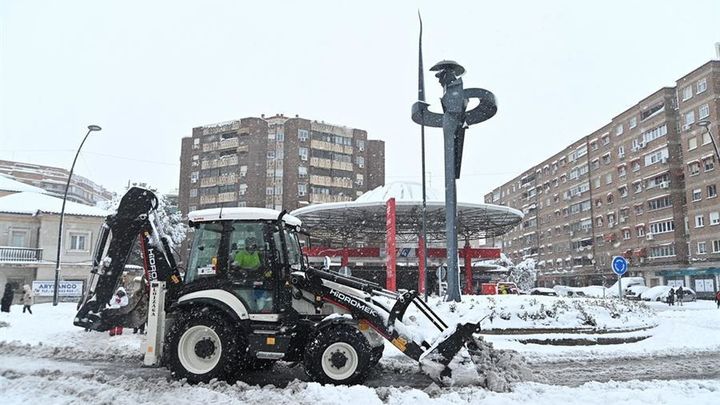 Alcalá de Henares despeja de nieve el acceso al Hospital Príncipe de Asturias