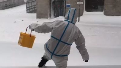 Las imágenes que deja la nieve en el Hospital Clínico: "Todavía hay quien se ha levantado para hacerse una PCR"