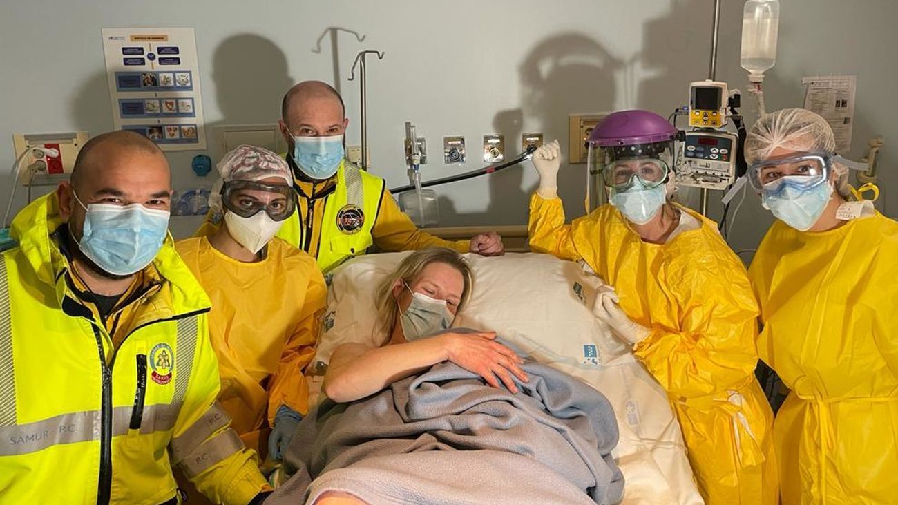 Una mujer da a luz en un coche tras horas esperando una ambulancia por culpa de la nevada en Madrid