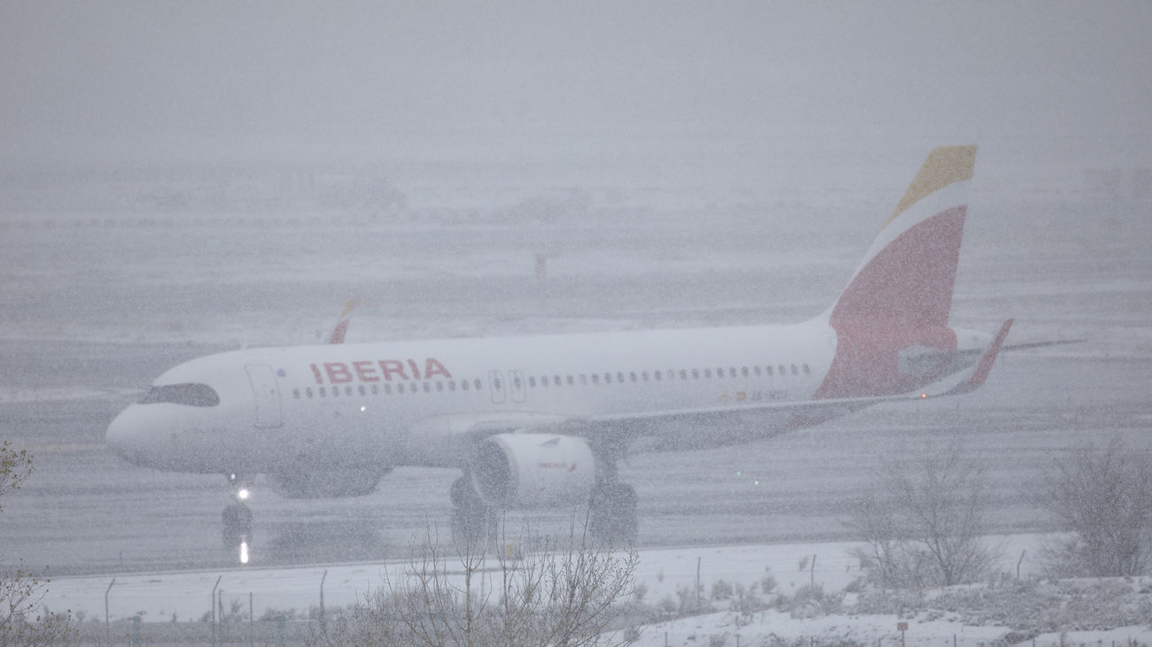 Centenares de pasajeros siguen atrapados en Barajas por segunda noche consecutiva