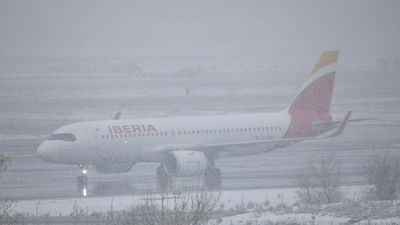 Centenares de pasajeros siguen atrapados en Barajas por segunda noche consecutiva