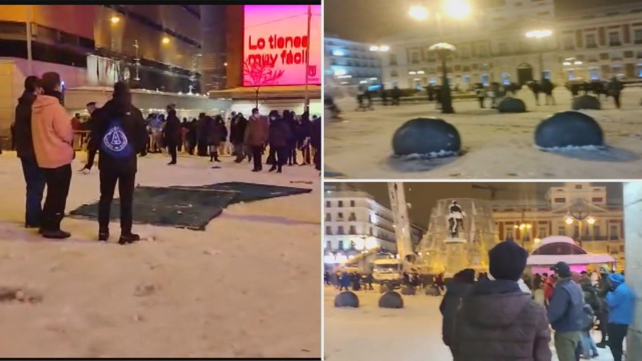Multitudinaria guerra de bolas de nieve en la Puerta del Sol en pleno temporal Filomena