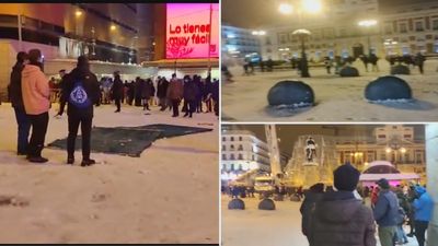 Multitudinaria guerra de bolas de nieve en la Puerta del Sol en pleno temporal Filomena