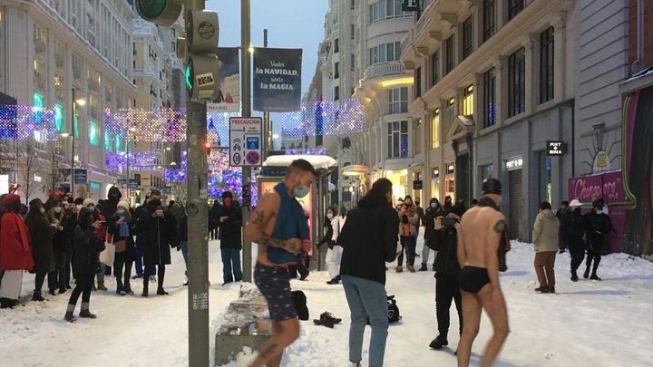 La nieve no impide lucir ropa interior en plena Gran Vía / David Herranz