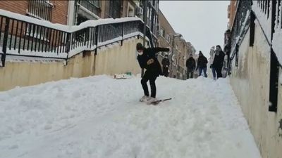 Los madrileños tiran de ingenio con trineos y esquíes en las calles de la Comunidad