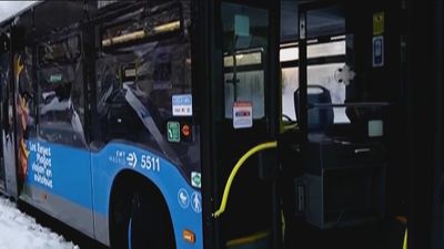 Un autobús de la EMT aparece con desperfectos en Usera por actos vandálicos