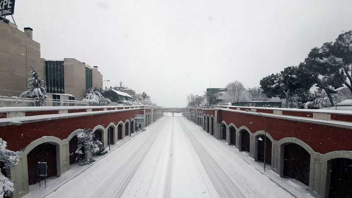 Madrid amanace blanca, sin autobuses, cercanías, ni aviones, y con bajada de temperaturas / EFE