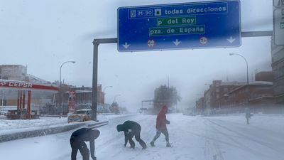 El Ayuntamiento insta a no recoger los coches abandonados en la M-30