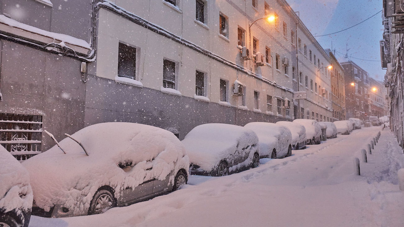 Vehículos "enterrados" por la nieve en el centro de Madrid