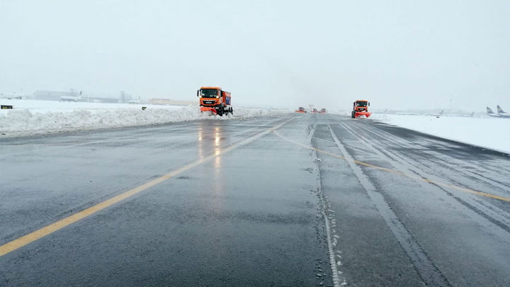 La UME límpia las pistas del aeropuerto de Barajas / UME