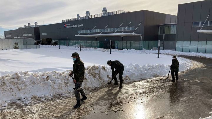 El Ejército trabaja para limpiar de nieve los accesos al hospital de emergencias Isabel Zendal / EFE