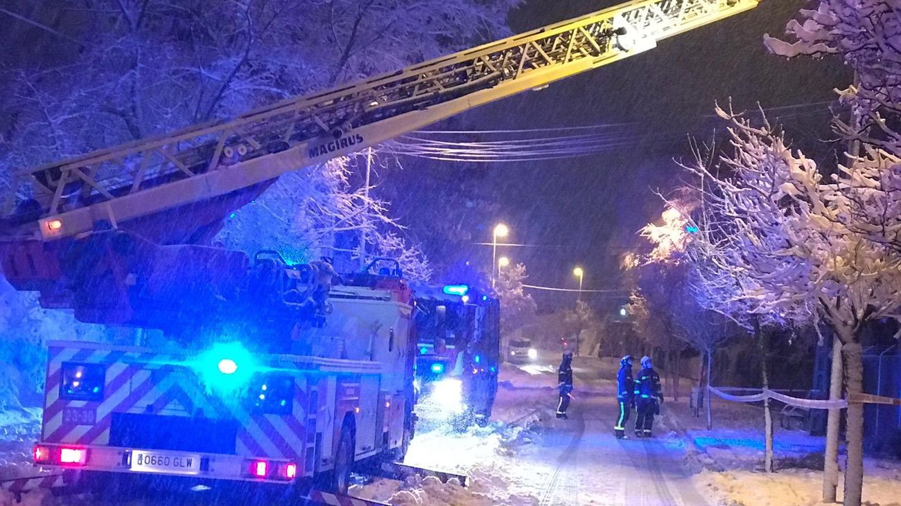 Los bomberos de Madrid realizan más de mil intervenciones ante la nevada